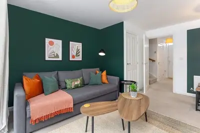 Modern 2 Bedroom Townhouse | Private Parking