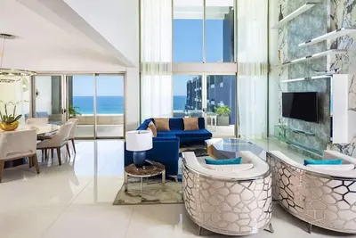 Image de Luxurious 3 bedroom loft, 3 levels of living space including rooftop jacuzzi!