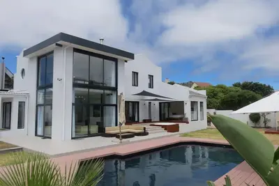 Image de Cape white villa (Load shedding free)