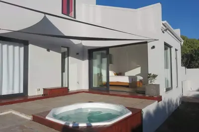 Cape white villa - Main suite  (No Load shedding)