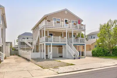 Image de Charming beach town rental with sunset bay views a short walk to the beach