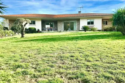 Image de Spacieuse Villa 4 Suites Climatisées Avec Piscine Chauffée et Poolhouse au Calme