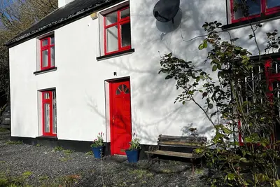 Image de Corrys House Irishes Cottage Mitten im Grünen