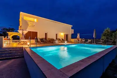 Image de Villa Maslina - Quatre Chambres Villa, Couchages 9