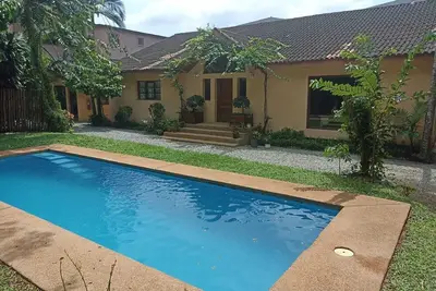 Image de Grand appartement 1 chambre salon services inclus piscine et jardin