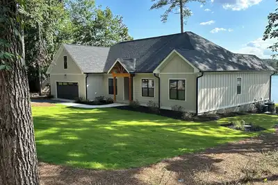 Image de Us Open! Beautiful Brand New Home on large Private Lake 11m from Pinehurst #2!