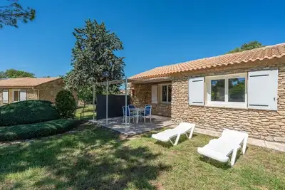 Image de Pavillon en pierre au cœur de la Provence.