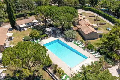 Image de Villa en pierre au milieu du charme provençal.