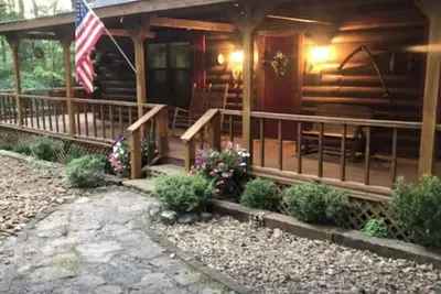 Image de “Almost Heaven” a beautiful log cabin located in a lake and golfing resort!