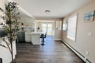 Image de Welcome to your Cozy Oceanside Oasis! Sleeps 10! Water Access from the Backyard!