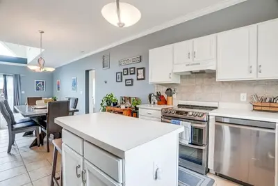 Image de Hilltop Getaway w/Sunrise Lake View, Water Access, FirePit & Game Room