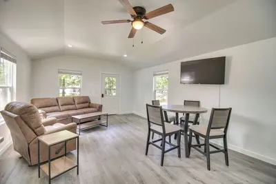 Image de Walk to Lake: Cozy Grove Cabin w/ Fire Pit