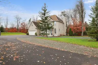 Image de Large Amenity filled home - The Escape