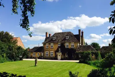 Image de Qunitessenitally English Manor Sleeps 20, Hot Tub, Bbq, Wild Swimming, Boating