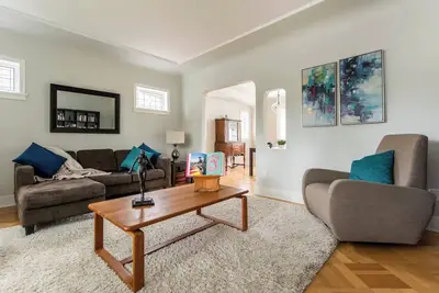 Image de Charming Vancouver 5br Family Home w/ Garden, Deck & Parking. Sleeps 12