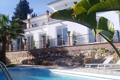Image de Big villa with amazing views - great for groups!