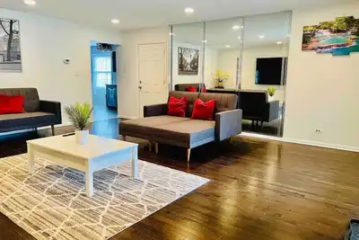 Image de \"Elmhurst Oasis: Extended O'Hare Stay\"