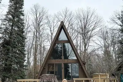 Image de Cozy Gnome A-Frame on the Lake with Sauna
