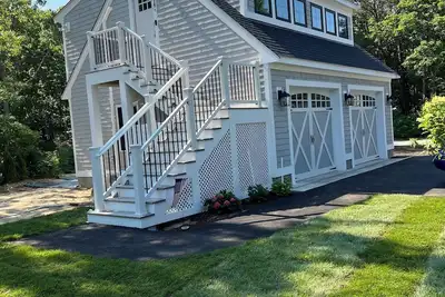 Image de Cute, cozy and newly built bungalow on private street awaits your Capecod visit.