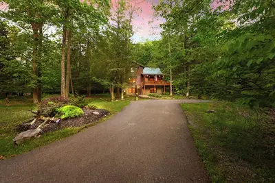 Image de Logged & Loaded Cabin! 9Min to Wisp! Hot tub, fire pit! Pets! Ev charger! \n