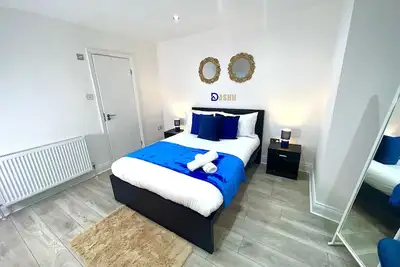 Image de Appartement-Sdb privée avec douche-Moderne-Vue sur Jardin-Three bedroom