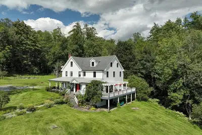 Image de Modern Farmhouse, large 50x20 salt water heated pool.