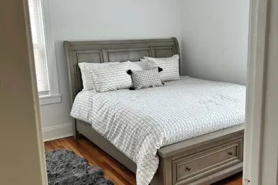 Image de Enjoy this historic charming spacious clean One-bedroom Apartment. Pet Friendly