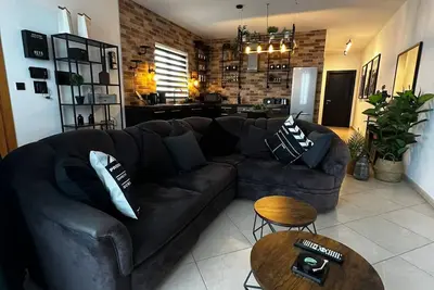 Image de Trendy Seaside Escape |Designer Finished Penthouse