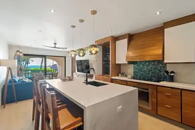 Image de Modern Oceanfront Condo both Gorgeous & Sleek, 2 bds & 2 Bths. Pool w/ Snack Bar