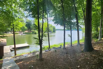 Image de Gorgeous inside & out and Views! New stone walkway to lake, fire pit & More!