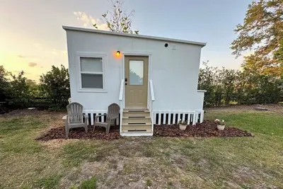 Image de Fluorescent Village Off Grid Tiny Home