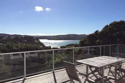 Image de Bay View Beach House - gorgeous seaside cottage with panoramic views over Raglan