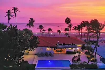 Image de Classic Malmok Beach House - OceanFront!