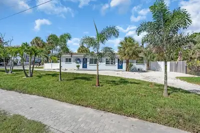 Image de Family/pet friendly less than a block to white sandy beaches. Trolley stop