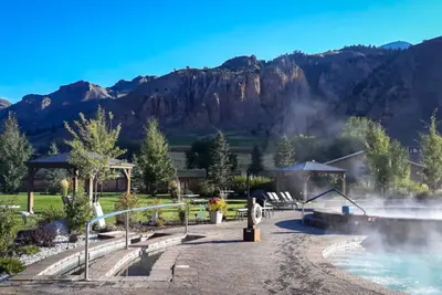 Image de Seamless Comfort! Heated Pool, Complimentary Parking, Gardiner Downtown Nearby