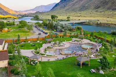 Image de Destination Delight! Free Parking, Edge of Yellowstone North Entrance!