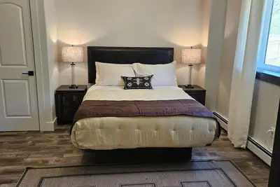 Image de Your Ideal Retreat! Onsite Parking, Near Gardiner Downtown!