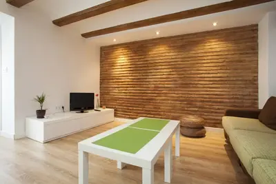 Image de L'appartement à Valence dispose de 3 chambre(s) et peut accueillir 6 personnes. Logement cosy de 70 m² avec mobilier neuf. Il est situé à 200 m de la gare routière, à 280 m du métro Xàtiva, à 300 m du métro Plaza España, à 300 m du métro