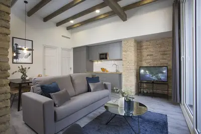 Image de Ce fantastique loft réalisable se trouve au rez-de-chaussée de notre bâtiment vedette du quartier Ruzafa, Parque Central. L'appartement dispose d'un lit double et d'un canapé-lit double, d'une connexion internet wifi, de l'air conditionné central cha