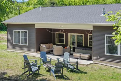 Image de Wooded tranquil Retreat: Hot tub and fire pit. Just 8 miles from Traverse City!