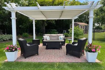 Image de Warm and inviting home away from home half way between Chicago and Milwaukee.