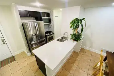 Image de Furnished, Remodeled Condo in Cute Travis Heights Complex Steps from Downtown