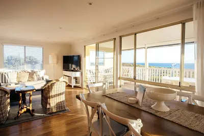 Image de A little Luxe & Big views! \n300 Meters to beach! \nSleeps Max 8; Pet friendly