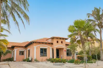 Image de New for Rent Ocean View w/ Pool - 4 Min Walk to Ritz Carlton & Marriott Beaches