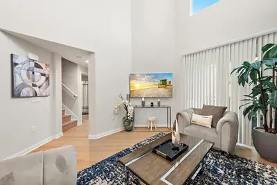 3Bedroom Beauty in the Heart of Irvine. Centrally Located, Beautifully Furnished