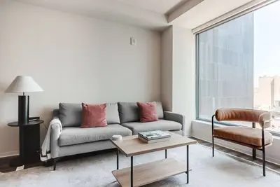 Image de Tasteful Chinatown/Theater Dist 2br w/ Gym, nr Dining, by Blueground