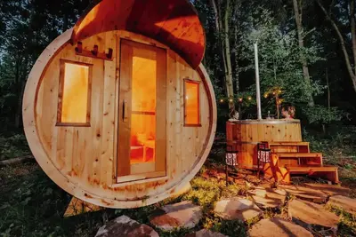 Image de All Season Tiny Home in Forest with Sauna, Hot Tub & Wifi