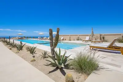 Image de Charming Coastal Resort with ocean views and shared amenities