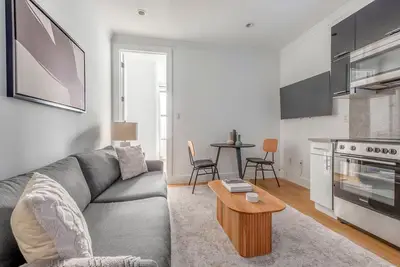 Image de Deluxe Ues 2br w/ Shared W/D, near Hospital & Uni, by Blueground