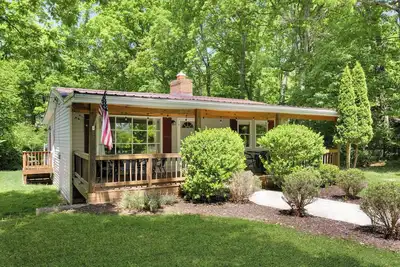 Image de River Access Cabin w Hot Tub, Grill, Firepit, WiFi